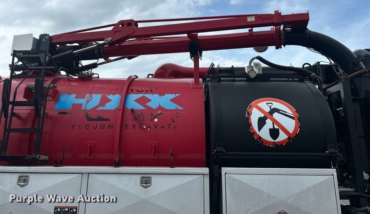 image for item EG0804 2013 International  WorkStar 7600 hydrovac truck