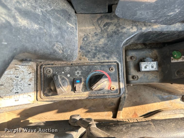 image for item EI4016 2016 Takeuchi TL8 tracked skid steer loader