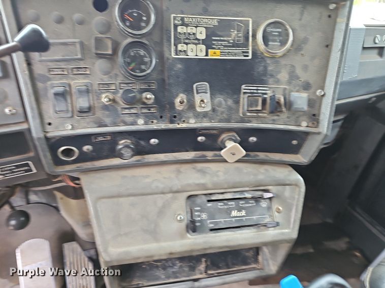 image for item EJ5720 2000 Mack RD690S dump truck