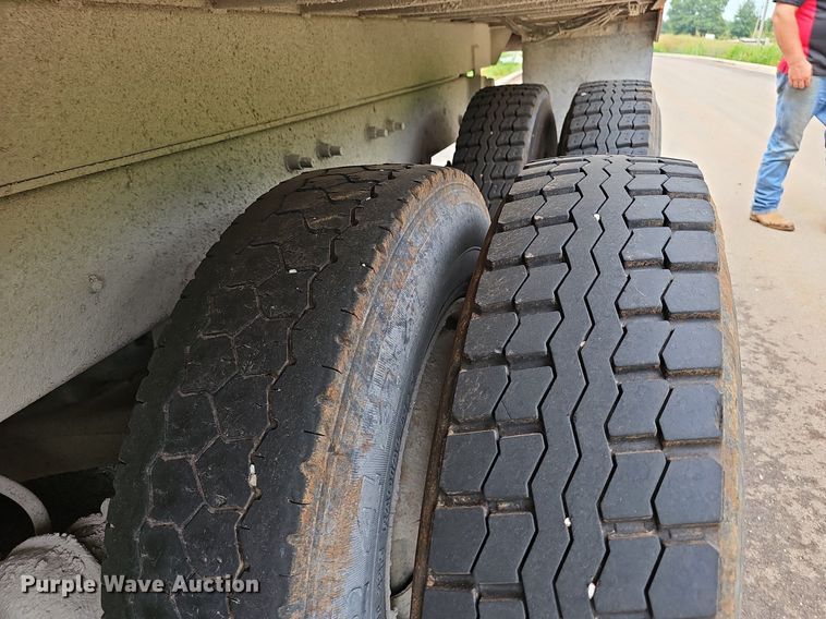 image for item EJ5720 2000 Mack RD690S dump truck