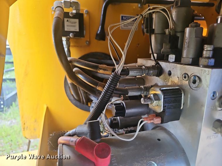 image for item EJ5742 2015 Haulotte 5533A boom lift