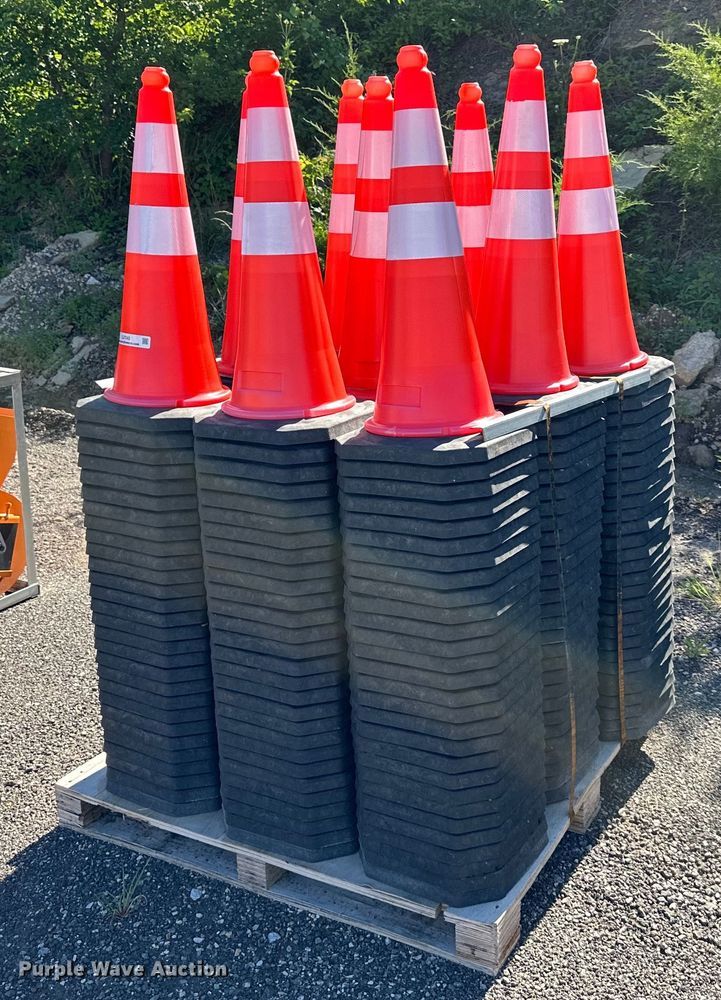 image for item EJ7043 (250) traffic cones