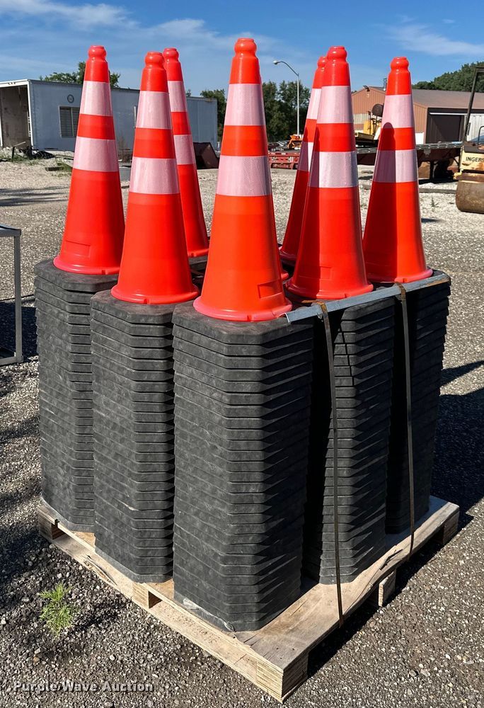 image for item EJ7043 (250) traffic cones