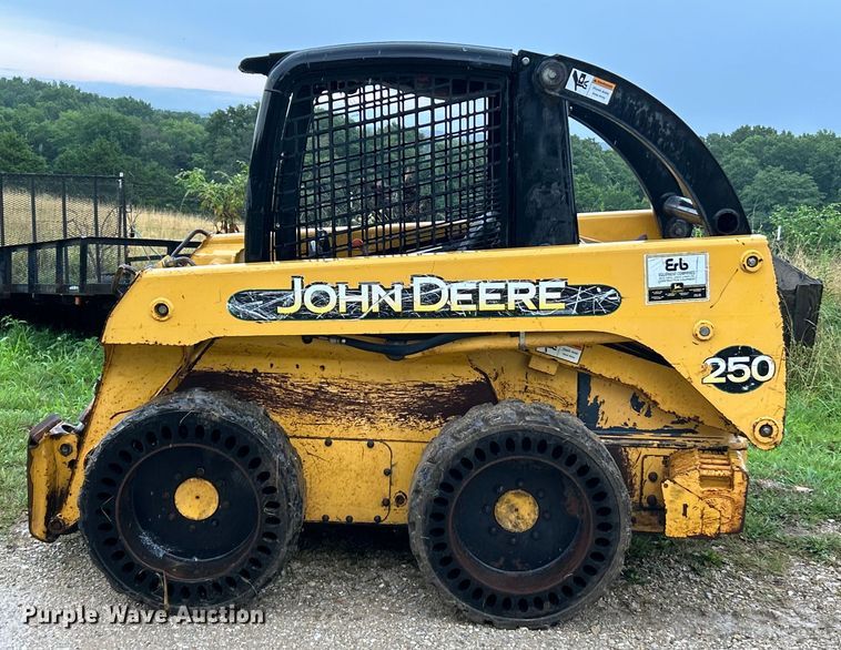 image for item EK4898 2003 John Deere  250 skid steer loader