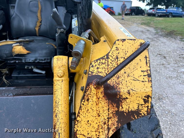 image for item EK4898 2003 John Deere  250 skid steer loader