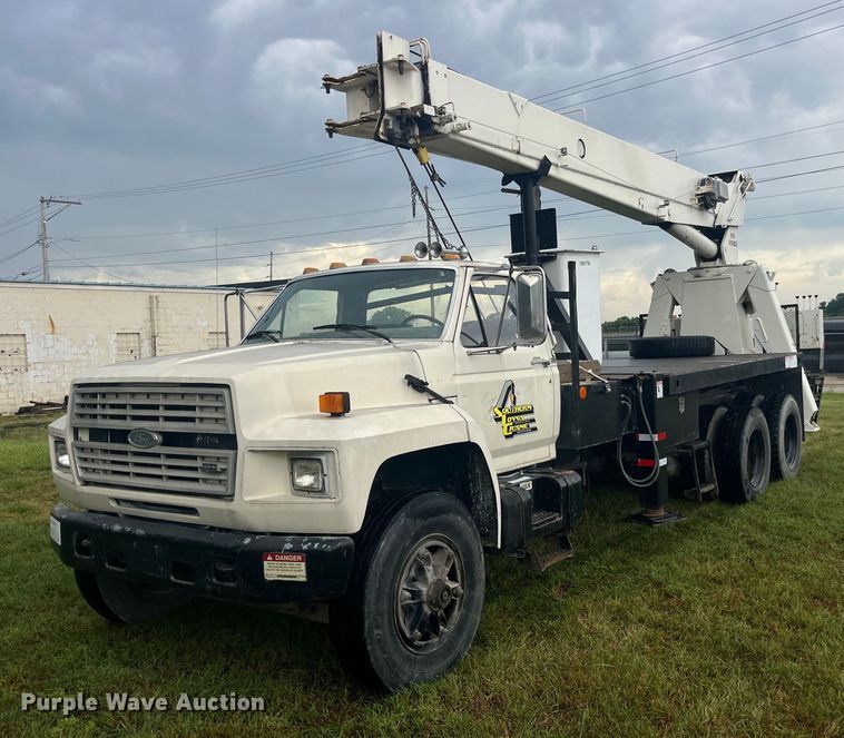 image for item EK8752 1984 Ford F800 crane truck