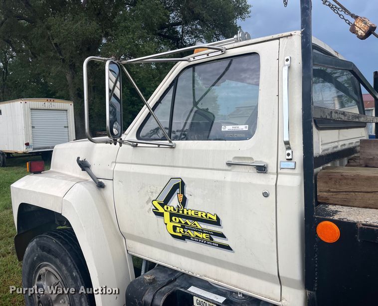 image for item EK8752 1984 Ford F800 crane truck