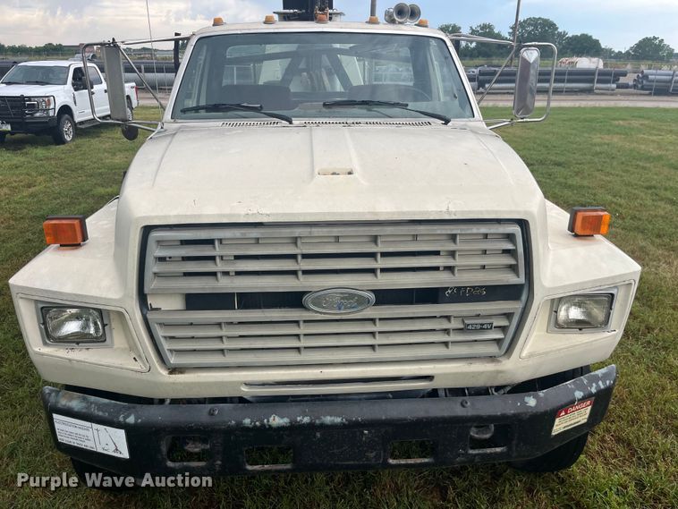 image for item EK8752 1984 Ford F800 crane truck