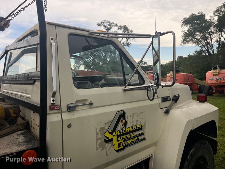 image for item EK8752 1984 Ford F800 crane truck