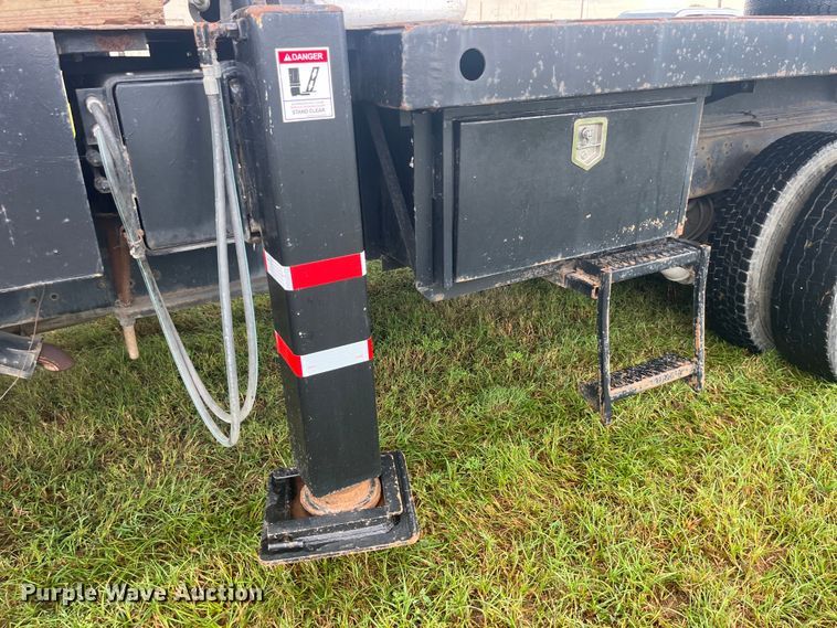 image for item EK8752 1984 Ford F800 crane truck