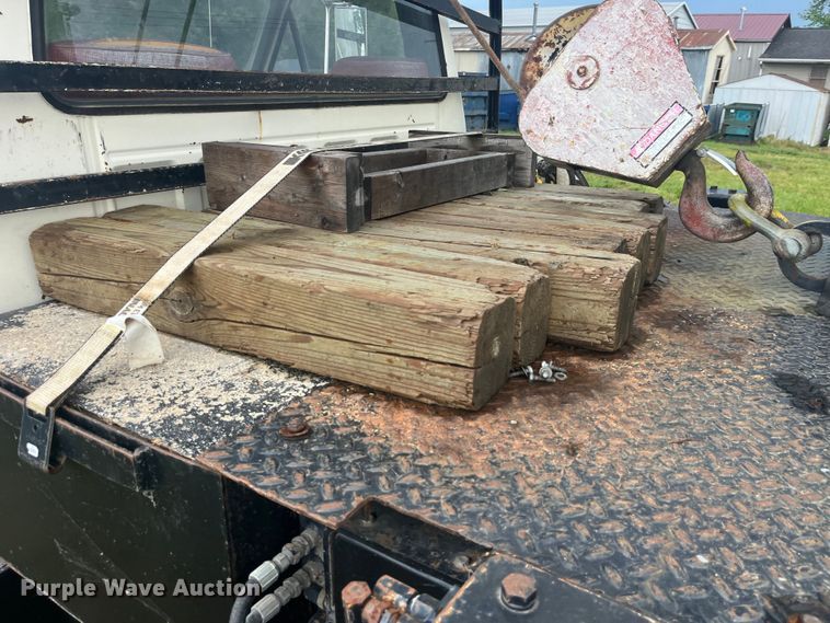 image for item EK8752 1984 Ford F800 crane truck