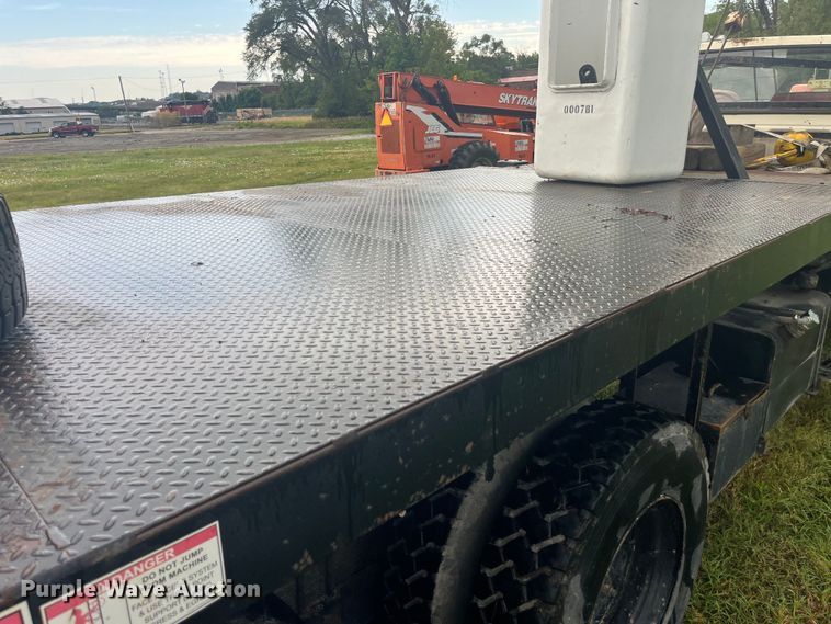 image for item EK8752 1984 Ford F800 crane truck