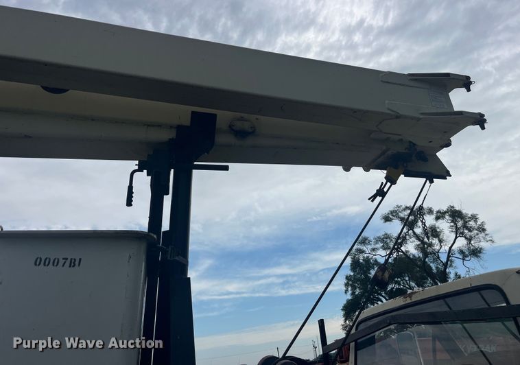 image for item EK8752 1984 Ford F800 crane truck