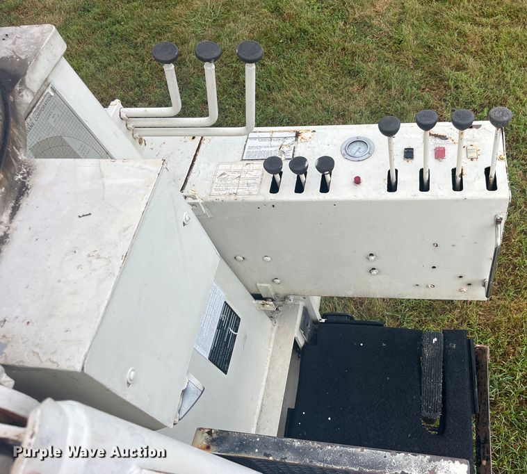 image for item EK8752 1984 Ford F800 crane truck