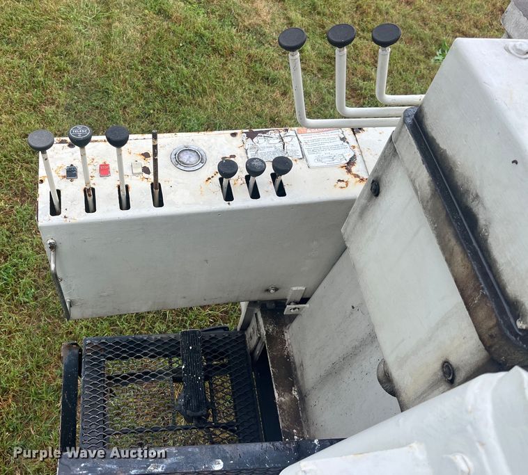 image for item EK8752 1984 Ford F800 crane truck