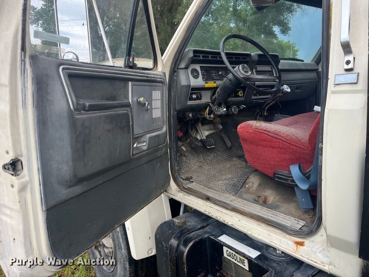 image for item EK8752 1984 Ford F800 crane truck