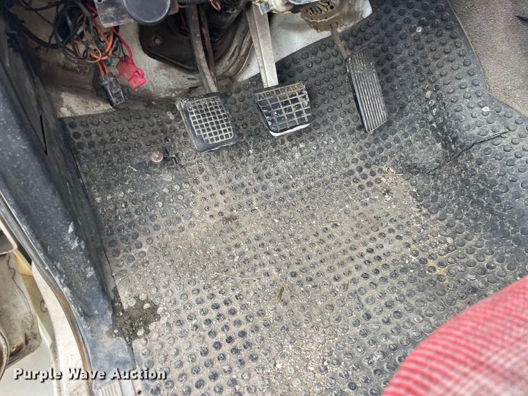 image for item EK8752 1984 Ford F800 crane truck