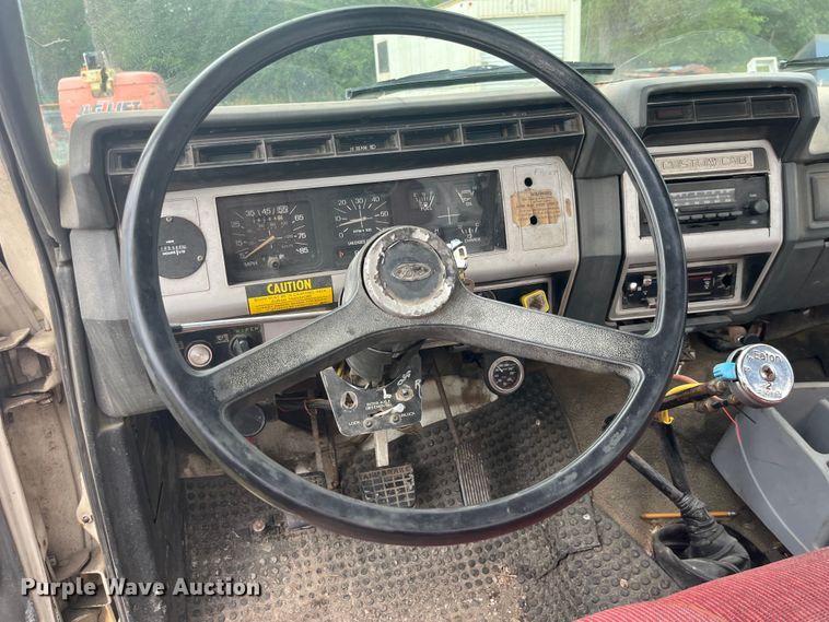 image for item EK8752 1984 Ford F800 crane truck