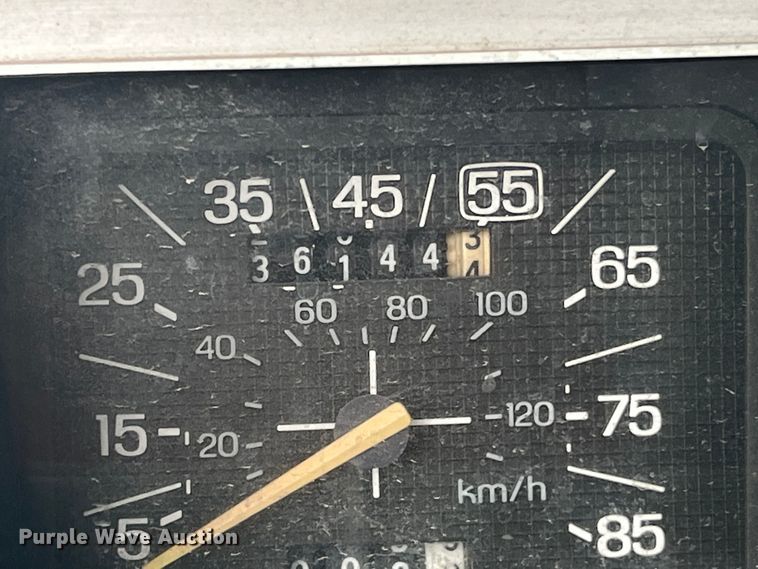 image for item EK8752 1984 Ford F800 crane truck