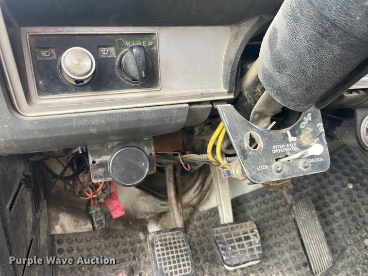 image for item EK8752 1984 Ford F800 crane truck