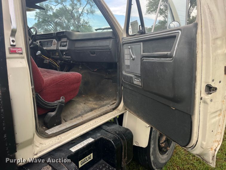 image for item EK8752 1984 Ford F800 crane truck