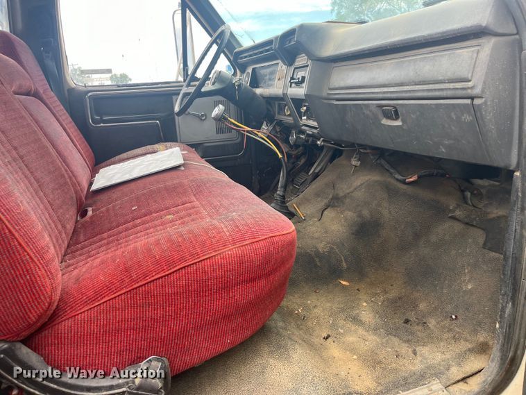 image for item EK8752 1984 Ford F800 crane truck