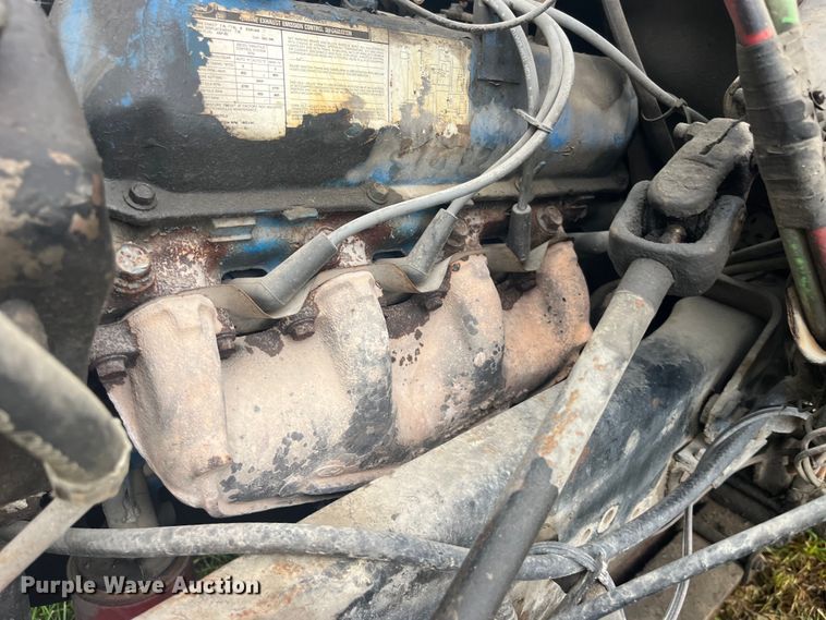 image for item EK8752 1984 Ford F800 crane truck