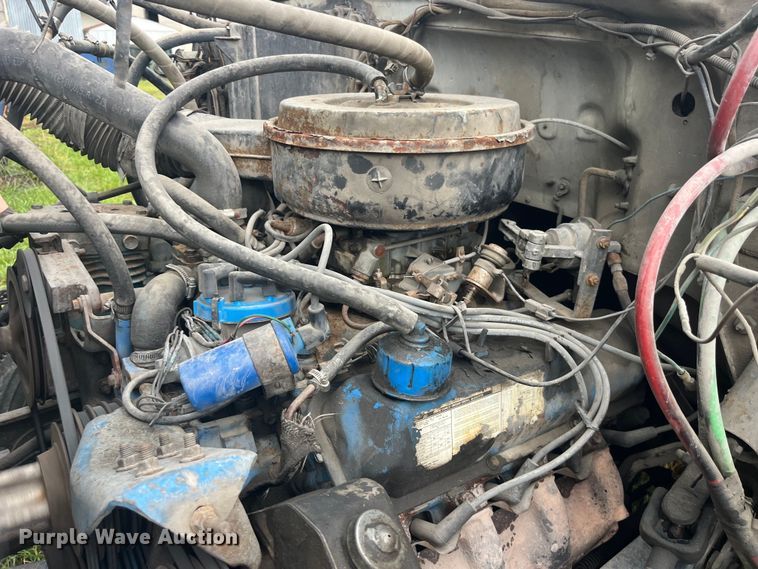 image for item EK8752 1984 Ford F800 crane truck