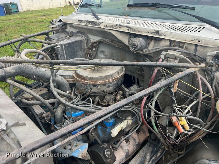 image for item EK8752 1984 Ford F800 crane truck