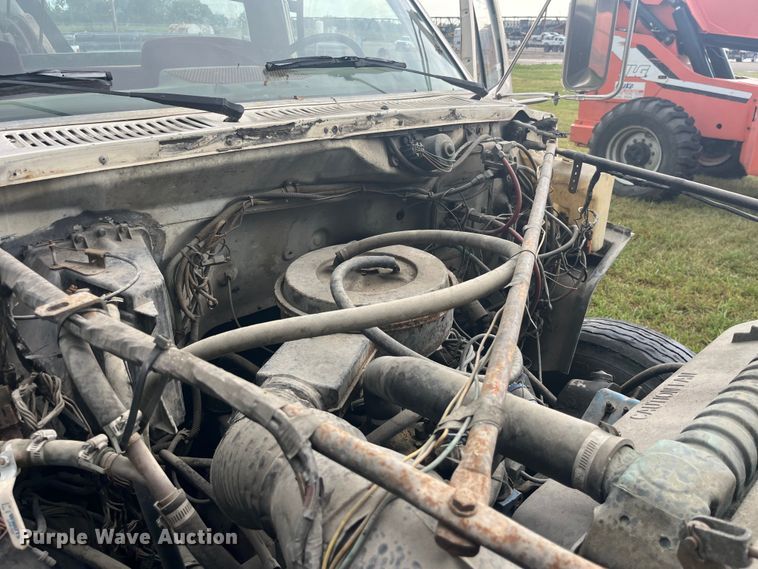 image for item EK8752 1984 Ford F800 crane truck