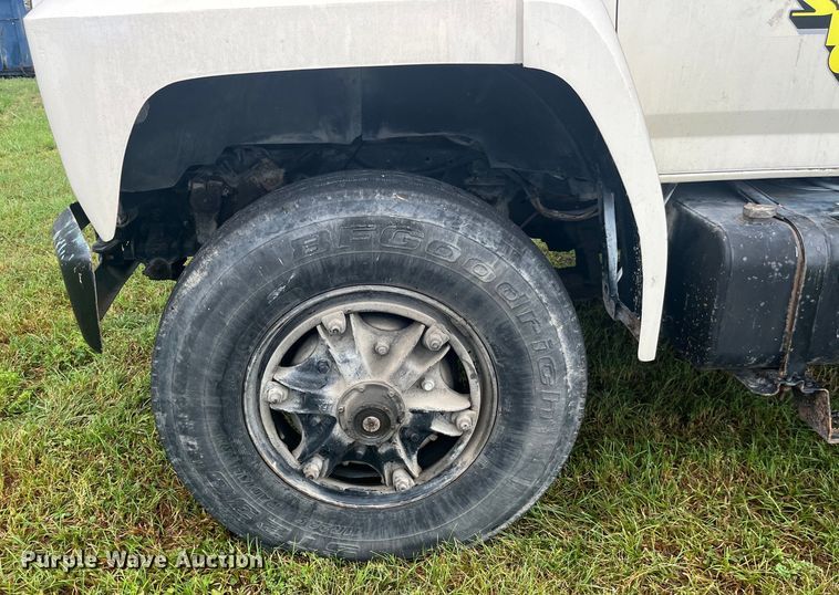 image for item EK8752 1984 Ford F800 crane truck