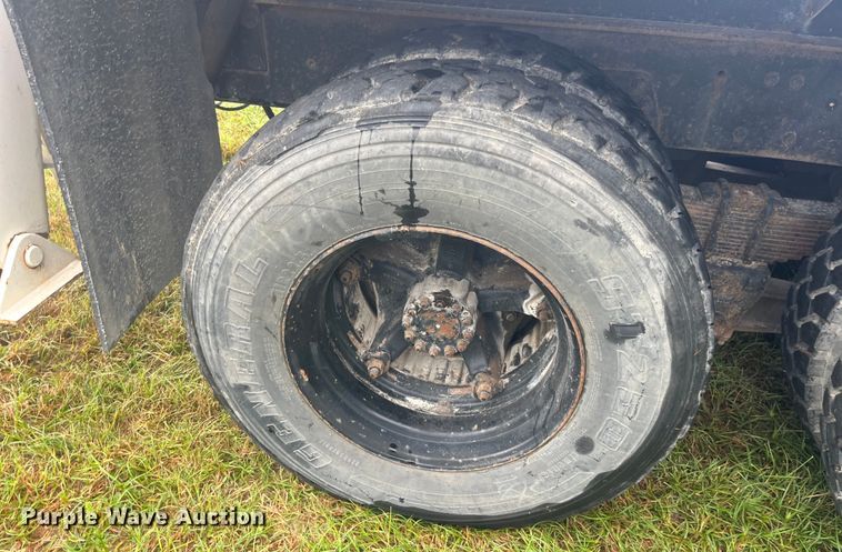 image for item EK8752 1984 Ford F800 crane truck