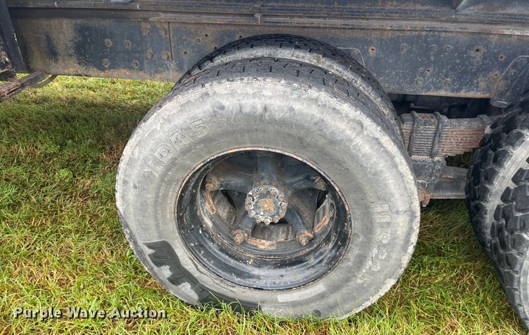 image for item EK8752 1984 Ford F800 crane truck