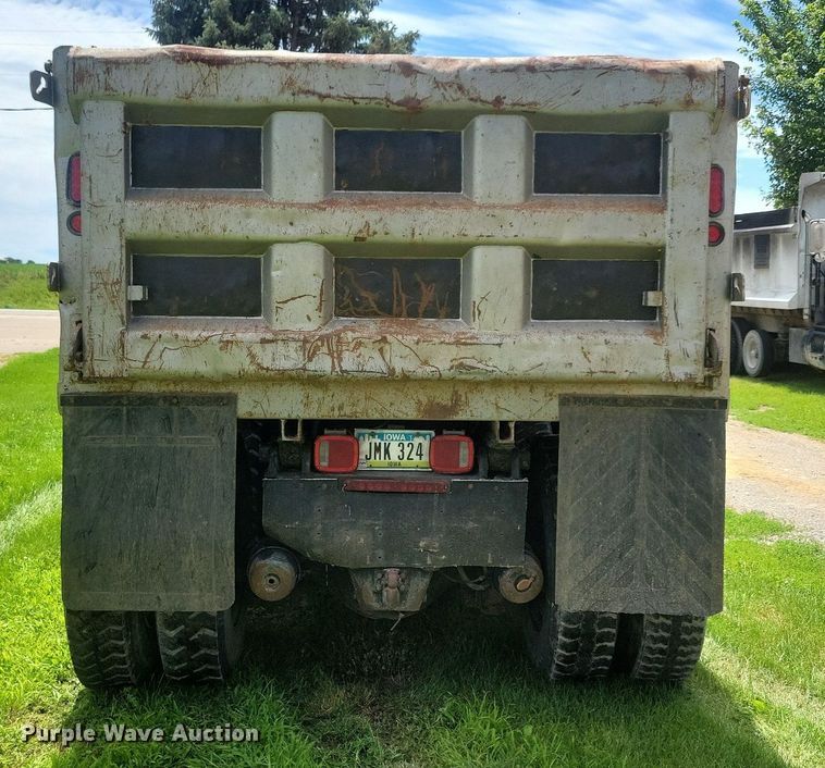 image for item KA9924 1999 International 4900 dump truck