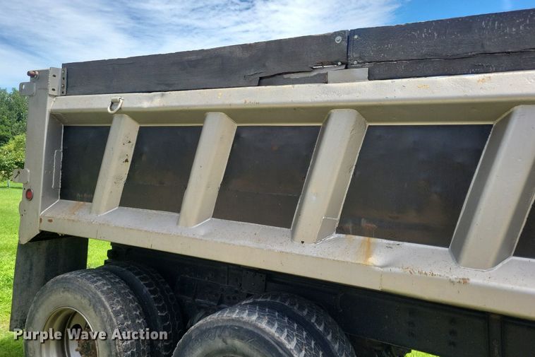 image for item KA9924 1999 International 4900 dump truck