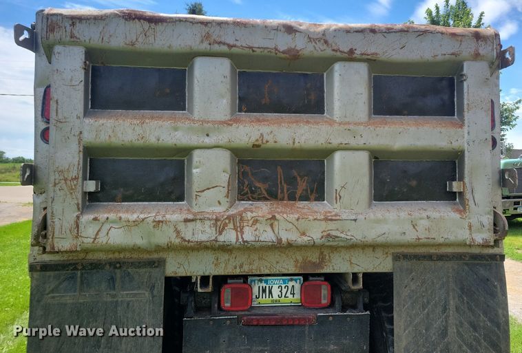 image for item KA9924 1999 International 4900 dump truck