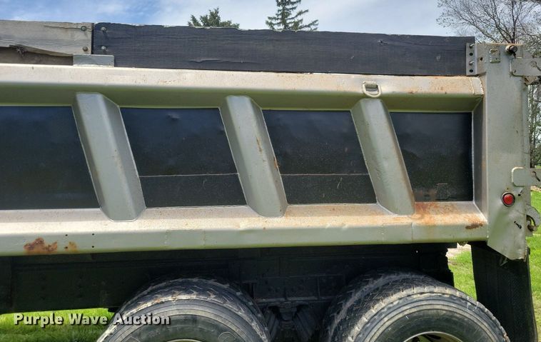 image for item KA9924 1999 International 4900 dump truck