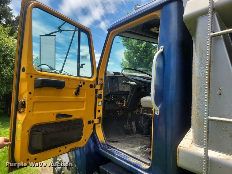 image for item KA9924 1999 International 4900 dump truck