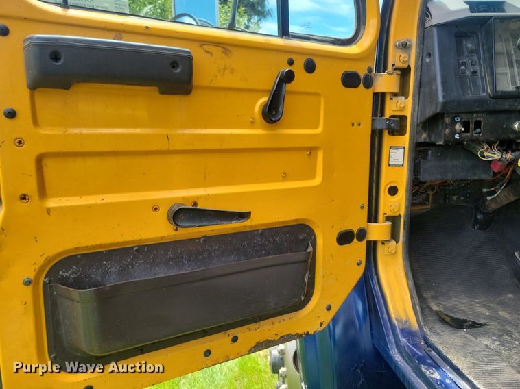 image for item KA9924 1999 International 4900 dump truck