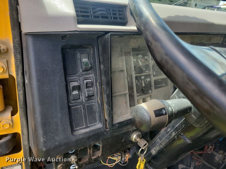 image for item KA9924 1999 International 4900 dump truck