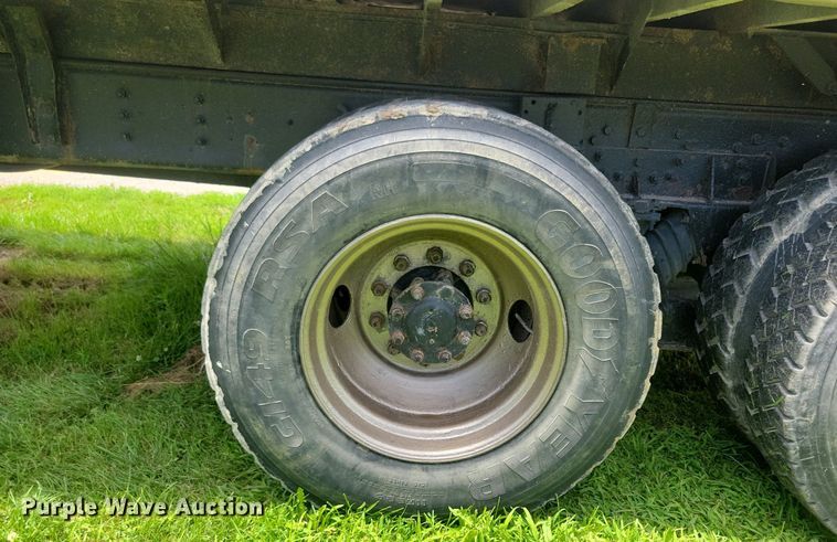 image for item KA9924 1999 International 4900 dump truck