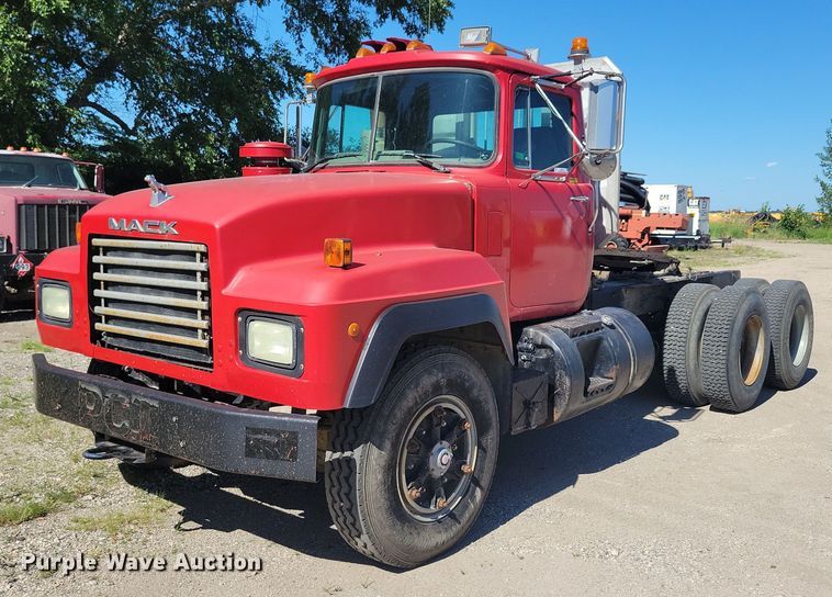 image for item KA9931 1992 Mack RD690S semi truck
