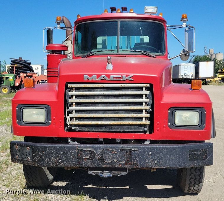 image for item KA9931 1992 Mack RD690S semi truck