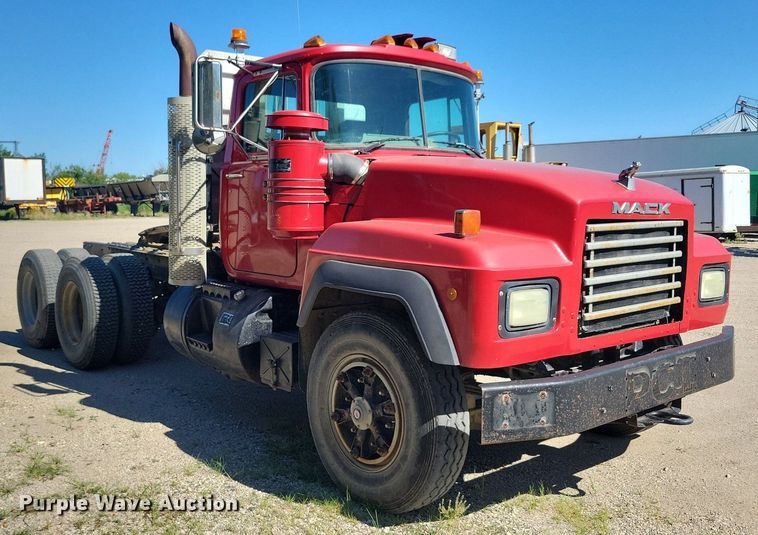 image for item KA9931 1992 Mack RD690S semi truck