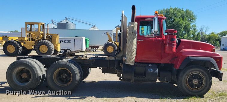 image for item KA9931 1992 Mack RD690S semi truck