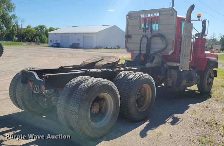 image for item KA9931 1992 Mack RD690S semi truck