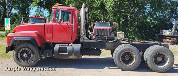 image for item KA9931 1992 Mack RD690S semi truck