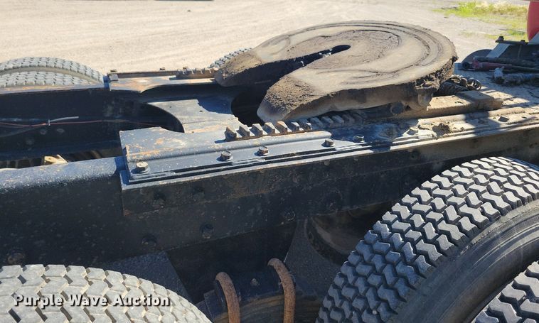 image for item KA9931 1992 Mack RD690S semi truck