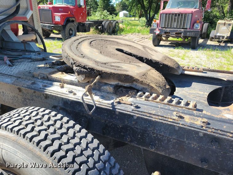 image for item KA9931 1992 Mack RD690S semi truck