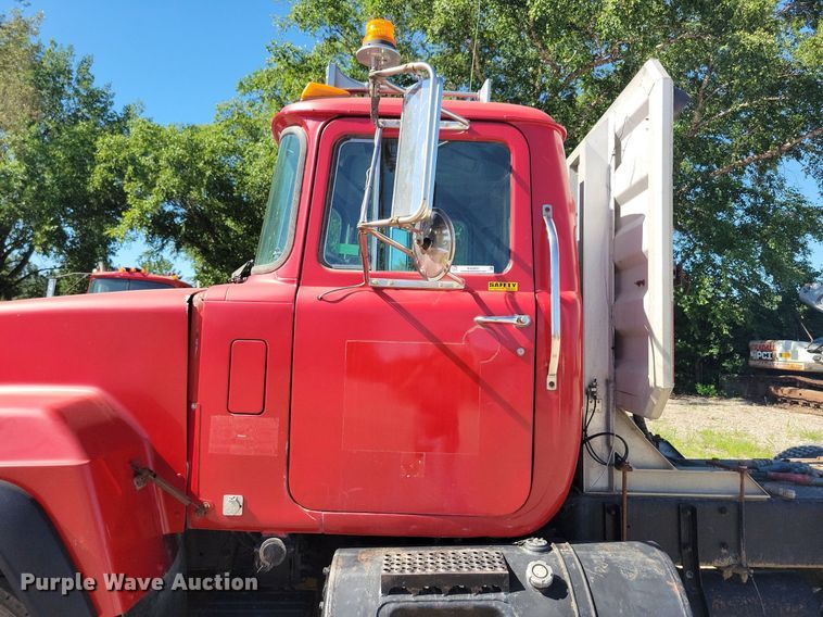 image for item KA9931 1992 Mack RD690S semi truck